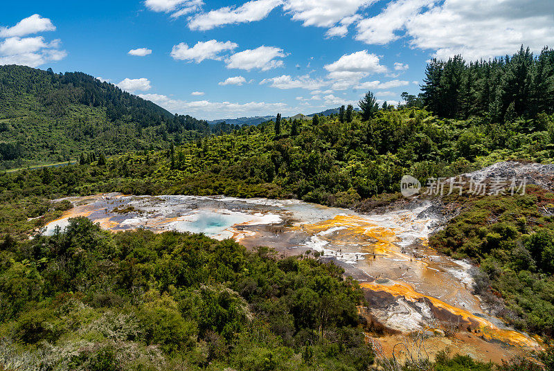 Orakei Korako地热公园和洞穴隐藏山谷，陶波，新西兰